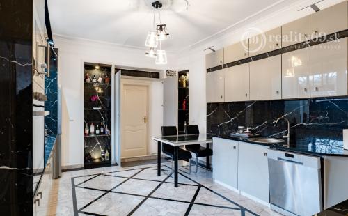 MARIÁNKA - TOP PONUKA PENZÓN S 13 IZBAMI, VINÁREŇ, BAZÉN, ALTÁNOK - SUPER STAV.