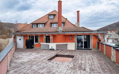 MARIÁNKA - TOP PONUKA PENZÓN S 13 IZBAMI, VINÁREŇ, BAZÉN, ALTÁNOK - SUPER STAV.