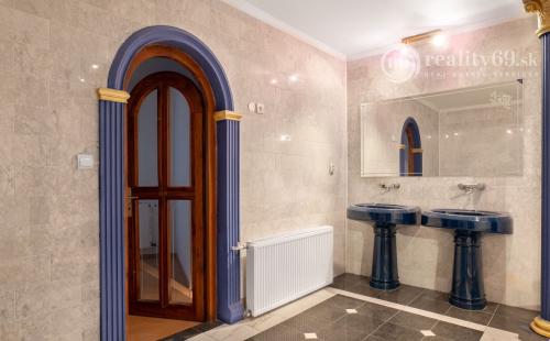 MARIÁNKA - TOP PONUKA PENZÓN S 13 IZBAMI, VINÁREŇ, BAZÉN, ALTÁNOK - SUPER STAV.