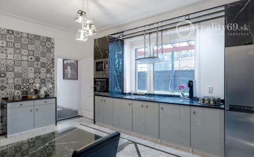 MARIÁNKA - TOP PONUKA PENZÓN S 13 IZBAMI, VINÁREŇ, BAZÉN, ALTÁNOK - SUPER STAV.