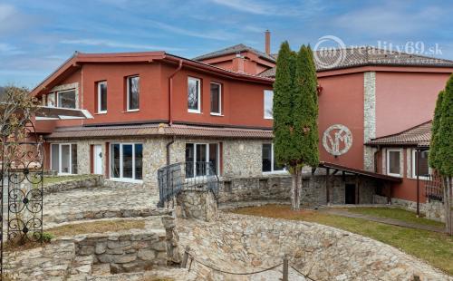 MARIÁNKA - TOP PONUKA PENZÓN S 13 IZBAMI, VINÁREŇ, BAZÉN, ALTÁNOK - SUPER STAV.