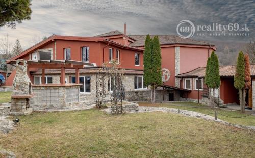 MARIÁNKA - TOP PONUKA PENZÓN S 13 IZBAMI, VINÁREŇ, BAZÉN, ALTÁNOK - SUPER STAV.