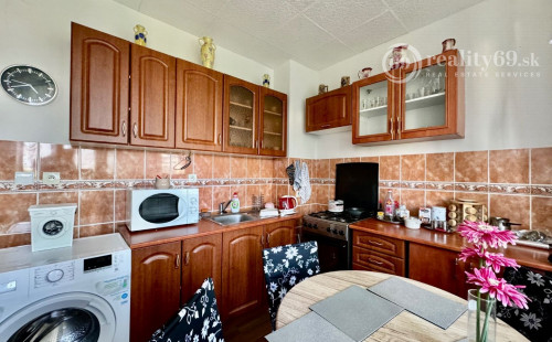 REZERVOVANÉ - JAZERO - METEOROVÁ PEKNÝ 3 IZBOVÝ KOMPLETNE ZARIADENÝ BYT 65 M2 S LODŽIOU.