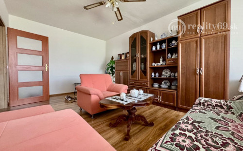 REZERVOVANÉ - JAZERO - METEOROVÁ PEKNÝ 3 IZBOVÝ KOMPLETNE ZARIADENÝ BYT 65 M2 S LODŽIOU.