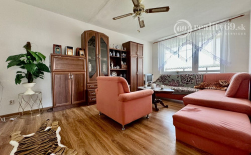 REZERVOVANÉ - JAZERO - METEOROVÁ PEKNÝ 3 IZBOVÝ KOMPLETNE ZARIADENÝ BYT 65 M2 S LODŽIOU.