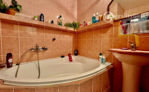 REZERVOVANÉ - JAZERO - METEOROVÁ PEKNÝ 3 IZBOVÝ KOMPLETNE ZARIADENÝ BYT 65 M2 S LODŽIOU.