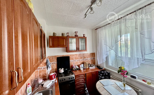 REZERVOVANÉ - JAZERO - METEOROVÁ PEKNÝ 3 IZBOVÝ KOMPLETNE ZARIADENÝ BYT 65 M2 S LODŽIOU.