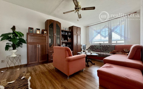 REZERVOVANÉ - JAZERO - METEOROVÁ PEKNÝ 3 IZBOVÝ KOMPLETNE ZARIADENÝ BYT 65 M2 S LODŽIOU.