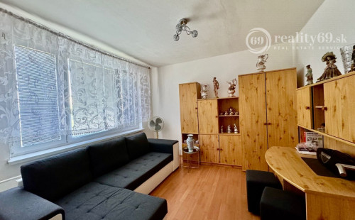 REZERVOVANÉ - JAZERO - METEOROVÁ PEKNÝ 3 IZBOVÝ KOMPLETNE ZARIADENÝ BYT 65 M2 S LODŽIOU.