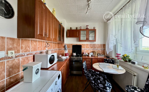 REZERVOVANÉ - JAZERO - METEOROVÁ PEKNÝ 3 IZBOVÝ KOMPLETNE ZARIADENÝ BYT 65 M2 S LODŽIOU.