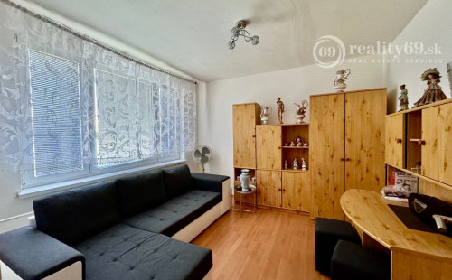 REZERVOVANÉ - JAZERO - METEOROVÁ PEKNÝ 3 IZBOVÝ KOMPLETNE ZARIADENÝ BYT 65 M2 S LODŽIOU.