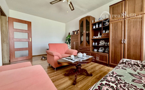 REZERVOVANÉ - JAZERO - METEOROVÁ PEKNÝ 3 IZBOVÝ KOMPLETNE ZARIADENÝ BYT 65 M2 S LODŽIOU.