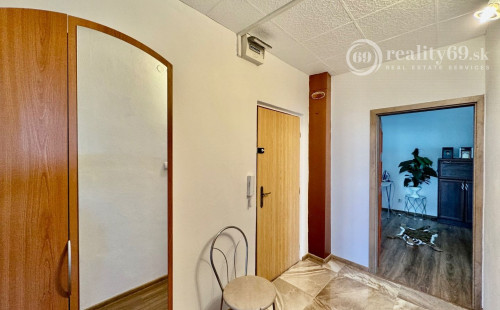 REZERVOVANÉ - JAZERO - METEOROVÁ PEKNÝ 3 IZBOVÝ KOMPLETNE ZARIADENÝ BYT 65 M2 S LODŽIOU.
