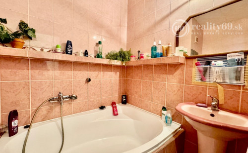 REZERVOVANÉ - JAZERO - METEOROVÁ PEKNÝ 3 IZBOVÝ KOMPLETNE ZARIADENÝ BYT 65 M2 S LODŽIOU.