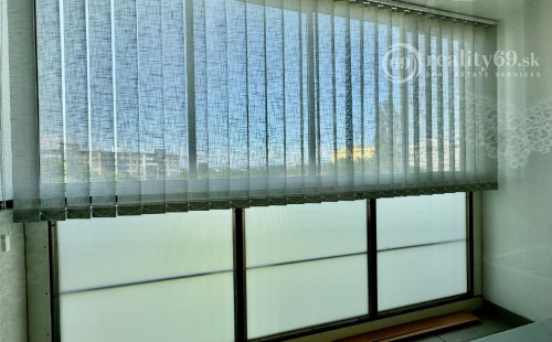 REZERVOVANÉ - JAZERO - METEOROVÁ PEKNÝ 3 IZBOVÝ KOMPLETNE ZARIADENÝ BYT 65 M2 S LODŽIOU.