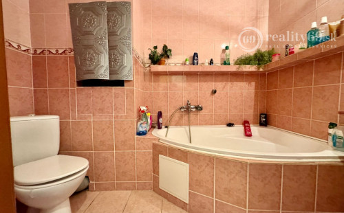 REZERVOVANÉ - JAZERO - METEOROVÁ PEKNÝ 3 IZBOVÝ KOMPLETNE ZARIADENÝ BYT 65 M2 S LODŽIOU.