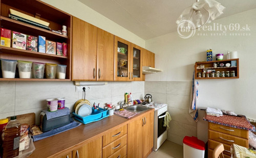 TERASA - IDANSKÁ 1,5 IZBOVÝ BYT 42 M2, MUROVANÉ JADRO SO 6 METROVOU LODŽIOU.