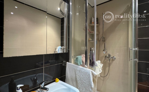 TERASA - IDANSKÁ 1,5 IZBOVÝ BYT 42 M2, MUROVANÉ JADRO SO 6 METROVOU LODŽIOU.