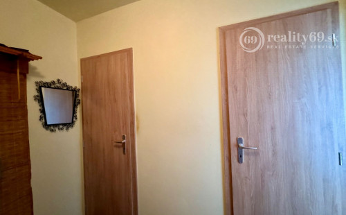 TERASA - IDANSKÁ 1,5 IZBOVÝ BYT 42 M2, MUROVANÉ JADRO SO 6 METROVOU LODŽIOU.