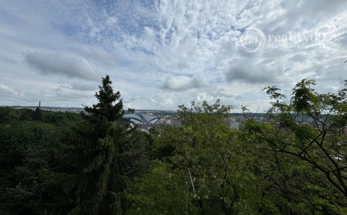 TERASA - IDANSKÁ 1,5 IZBOVÝ BYT 42 M2, MUROVANÉ JADRO SO 6 METROVOU LODŽIOU.