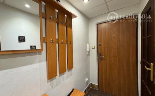 JAZERO - LADOŽSKÁ PEKNÝ 3 IZBOVÝ BYT PO REKONŠTRUKCII 65 M2 + LODŽIA A PIVNICA.