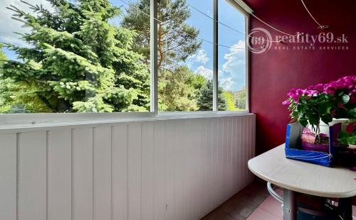 JAZERO - LADOŽSKÁ PEKNÝ 3 IZBOVÝ BYT PO REKONŠTRUKCII 65 M2 + LODŽIA A PIVNICA.