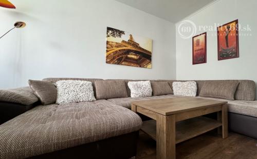 JAZERO - LADOŽSKÁ PEKNÝ 3 IZBOVÝ BYT PO REKONŠTRUKCII 65 M2 + LODŽIA A PIVNICA.