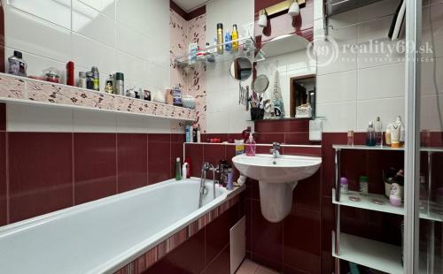 JAZERO - LADOŽSKÁ PEKNÝ 3 IZBOVÝ BYT PO REKONŠTRUKCII 65 M2 + LODŽIA A PIVNICA.