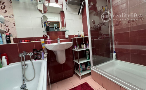 JAZERO - LADOŽSKÁ PEKNÝ 3 IZBOVÝ BYT PO REKONŠTRUKCII 65 M2 + LODŽIA A PIVNICA.