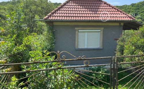 MAĎARSKO - TORNASZENTANDRÁS - PEKNÝ 3 IZBOVÝ  DOM S NOVOU STRECHOU.