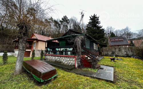 MAĎARSKO - MESZES 2 IZBOVÁ CHATA PRI JAZERE S TERASOU