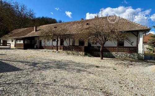 MAĎARSKO - MESZES PEKNÝ 4 IZBOVÝ GAZDOVSKÝ DOM, PO REKONŠTRUKCII - VEĽKÝ POZEMOK 2.425 M2