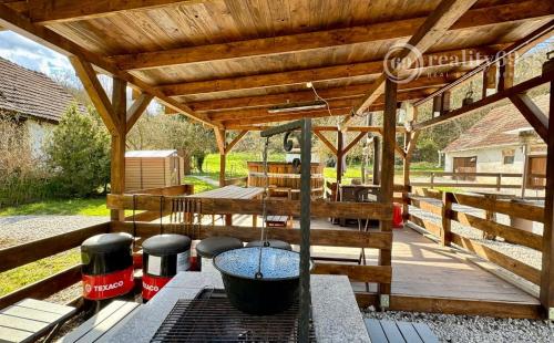 MAĎARSKO - MESZES PEKNÝ 4 IZBOVÝ GAZDOVSKÝ DOM, PO REKONŠTRUKCII - VEĽKÝ POZEMOK 2.425 M2