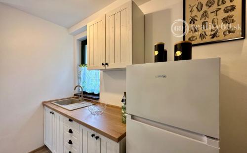 MAĎARSKO - JAZERO RAKACA - KOMPLETNE ZARIADENÁ MUROVANÁ POSCHODOVÁ CHATA PRI JAZERE S TERASOU.