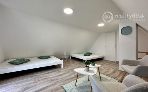 MAĎARSKO - JAZERO RAKACA - KOMPLETNE ZARIADENÁ MUROVANÁ POSCHODOVÁ CHATA PRI JAZERE S TERASOU.