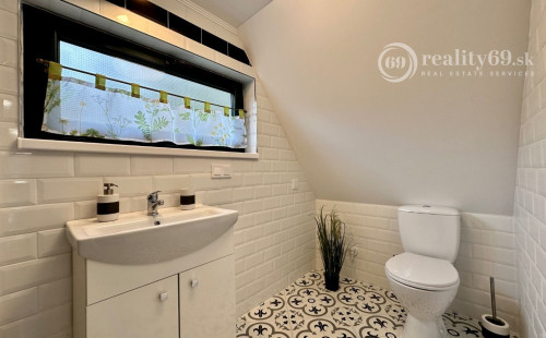 MAĎARSKO - JAZERO RAKACA - KOMPLETNE ZARIADENÁ MUROVANÁ POSCHODOVÁ CHATA PRI JAZERE S TERASOU.