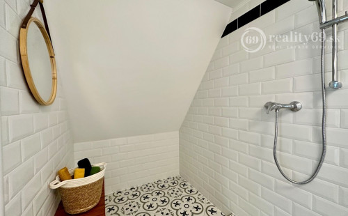 MAĎARSKO - JAZERO RAKACA - KOMPLETNE ZARIADENÁ MUROVANÁ POSCHODOVÁ CHATA PRI JAZERE S TERASOU.