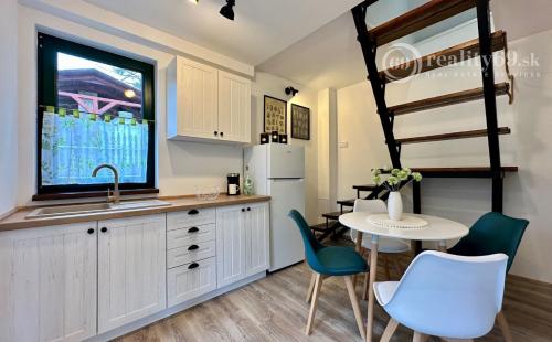 MAĎARSKO - JAZERO RAKACA - KOMPLETNE ZARIADENÁ MUROVANÁ POSCHODOVÁ CHATA PRI JAZERE S TERASOU.