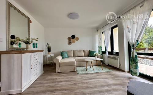 MAĎARSKO - JAZERO RAKACA - KOMPLETNE ZARIADENÁ MUROVANÁ POSCHODOVÁ CHATA PRI JAZERE S TERASOU.