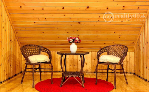 MAĎARSKO - JAZERO RAKACA - 4 IZBOVÁ ZARIADENÁ ZRUBOVÁ POSCHODOVÁ CHATA PRI JAZERE S TERASOU.