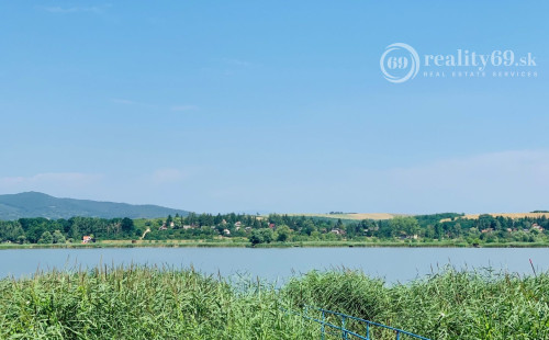 MAĎARSKO - JAZERO RAKACA - 4 IZBOVÁ ZARIADENÁ ZRUBOVÁ POSCHODOVÁ CHATA PRI JAZERE S TERASOU.