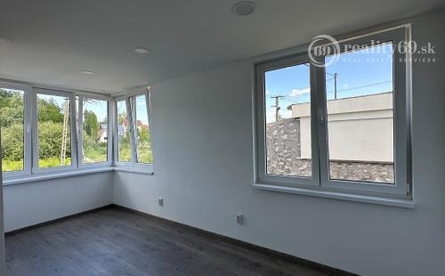 MAĎARSKO - JAZERO RAKACA - MUROVANÁ CHATA - PRI JAZERE S TERASOU.