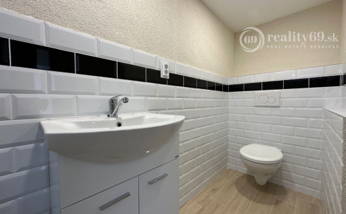 MAĎARSKO - JAZERO RAKACA - POSCHODOVÁ 3 IZBOVÁ CHATA, KUCHYŇA, PRI JAZERE S TERASOU.