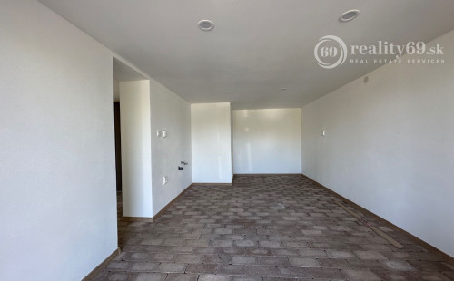 MAĎARSKO - JAZERO RAKACA - POSCHODOVÁ 3 IZBOVÁ CHATA, KUCHYŇA, PRI JAZERE S TERASOU.