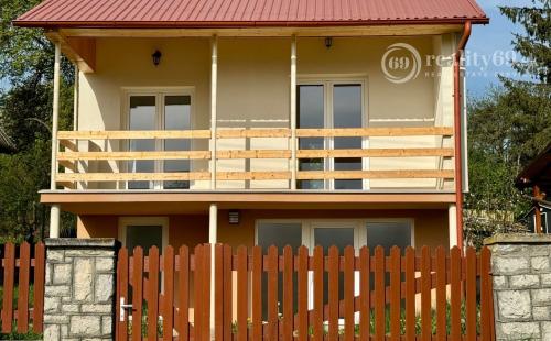 MAĎARSKO - JAZERO RAKACA - POSCHODOVÁ 3 IZBOVÁ CHATA, KUCHYŇA, PRI JAZERE S TERASOU.