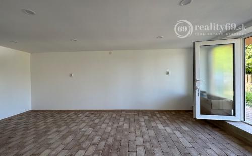 MAĎARSKO - JAZERO RAKACA - POSCHODOVÁ 3 IZBOVÁ CHATA, KUCHYŇA, PRI JAZERE S TERASOU.