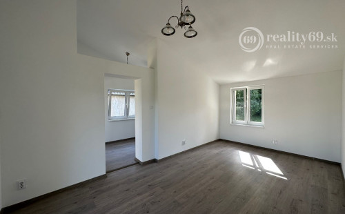 MAĎARSKO - JAZERO RAKACA - POSCHODOVÁ 3 IZBOVÁ CHATA, KUCHYŇA, PRI JAZERE S TERASOU.