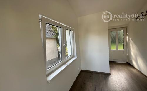 MAĎARSKO - JAZERO RAKACA - POSCHODOVÁ 3 IZBOVÁ CHATA, KUCHYŇA, PRI JAZERE S TERASOU.