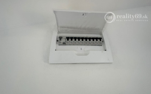 MAĎARSKO - JAZERO RAKACA - POSCHODOVÁ 3 IZBOVÁ CHATA, KUCHYŇA, PRI JAZERE S TERASOU.