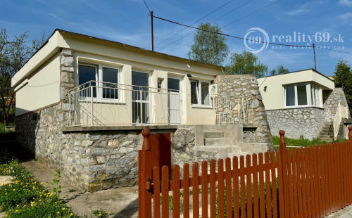 MAĎARSKO - JAZERO RAKACA - MUROVANÁ CHATA - PRI JAZERE S TERASOU.